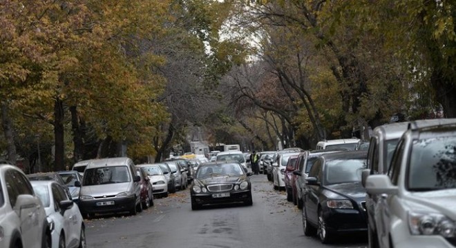 Çift sıra park düğümünü trafik polisi çözer