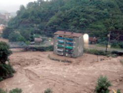 Borçka sele teslim: 5 ölü